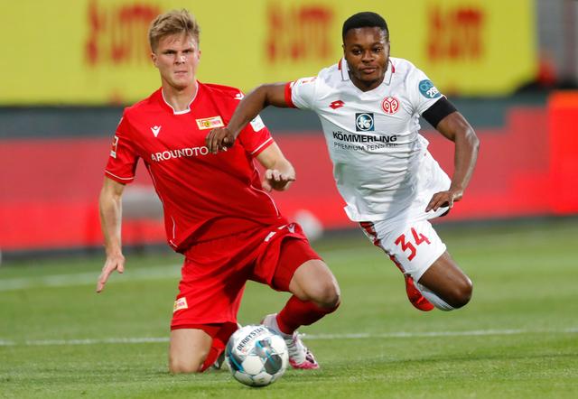 C罗在沙特联赛首秀中上演绝杀，以一记精彩倒钩射门击败对手，助力利雅得胜利领跑积分榜。（沙特联赛处子秀，C罗倒钩压哨绝杀，助利雅得胜利登顶积分榜）