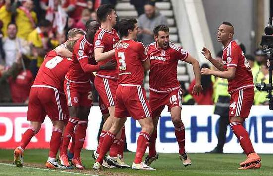 跟队：拉菲尼亚参加了训练一切正常，预计能首发出战法兰克福（随队：拉菲尼亚训练无碍，预计首发迎战法兰克福）