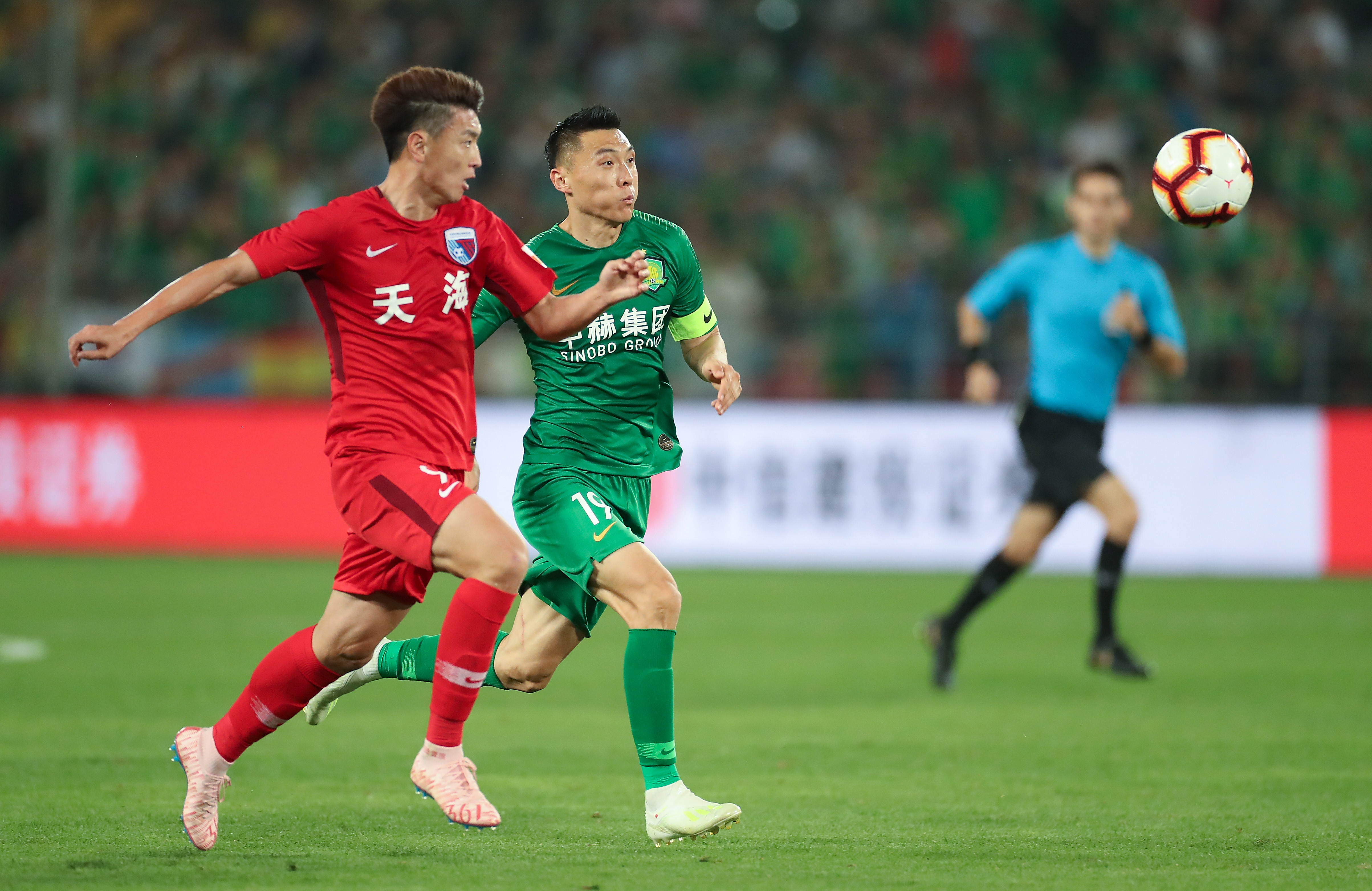 利物浦vs利兹首发：萨拉赫连续三场替补，埃基蒂克、维尔茨先发（利物浦战利兹首发公布：萨拉赫连续第三场替补，埃基蒂克与维尔茨先发）