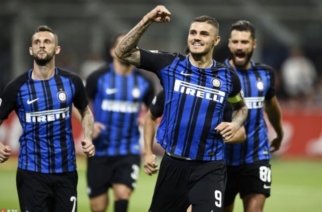 吕文君庆祝夺冠：是海港的三连冠，更是上海的三连冠（吕文君：不仅是海港三连冠，也是上海的三连冠）