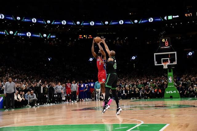 NBA：勇士主场狂胜灰熊 库里轰下45分（NBA：库里45分发飙，勇士主场大胜灰熊）