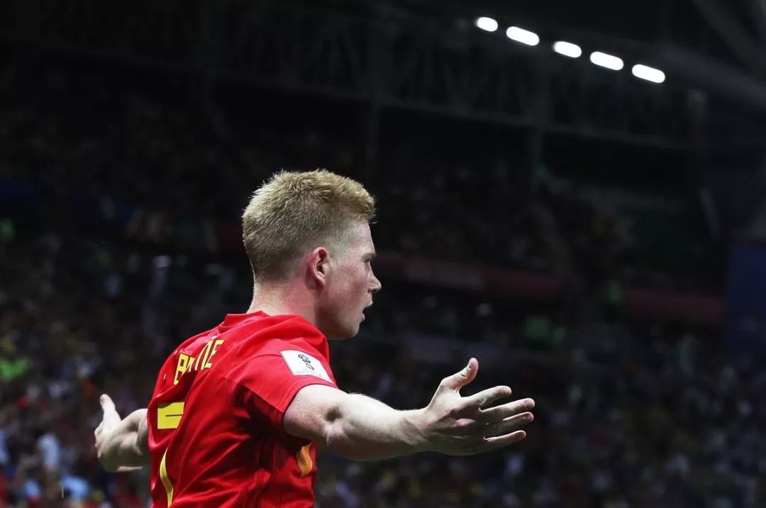 无敌了！39岁的胡尔克远距离任意球重炮破门！（宝刀未老！39岁胡尔克超远任意球重炮轰破球门）